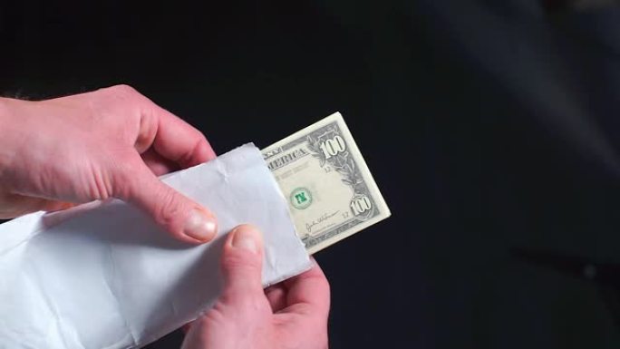 一个白色信封里的一捆钱的特写。