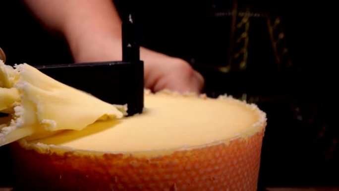 Girolle刮刀从硬质奶酪上切下刨花