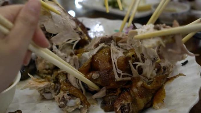 亚洲人使用许多筷子包围传统鸡肉食品