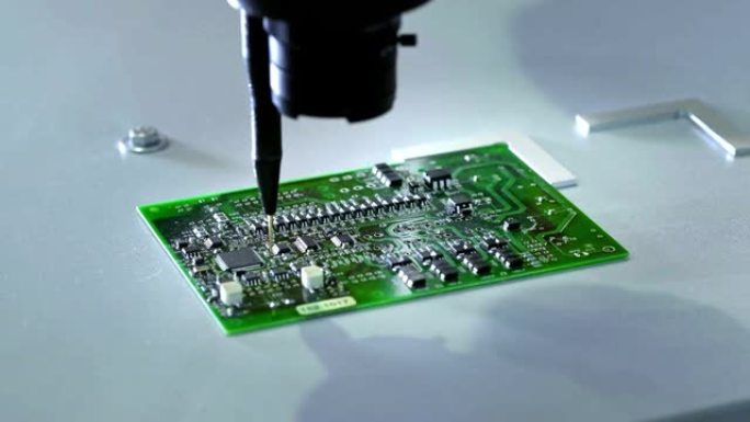 电子电路的机械制造过程。创建电子板。金属针将芯片放在塑料背衬上。焊料电子元件。