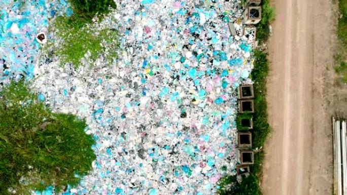 垃圾堆在垃圾场或露天垃圾填埋场，垃圾车倾倒污染垃圾场的废物，地表和地下水污染。空中俯视图