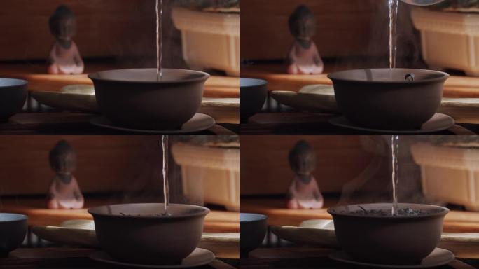 关闭带有干叶的中国茶碗的视频拍摄