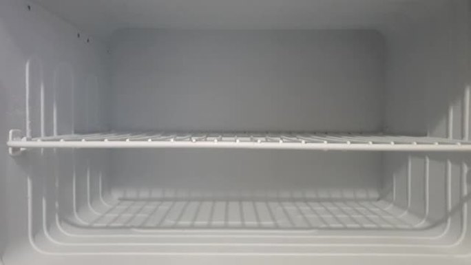 冰箱里。冰柜在冰箱里。冰放在冰箱里。