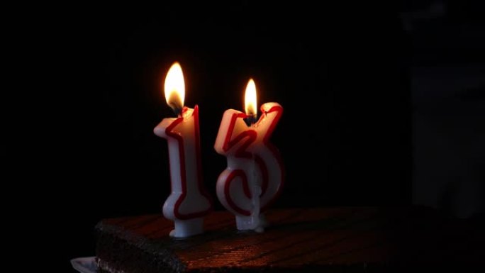 十三岁生日蛋糕配蜡烛