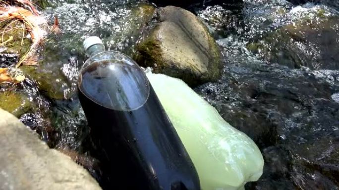 瓶装软饮料在溪流中冷却