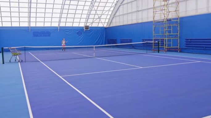 年轻的女运动员在网球场上训练