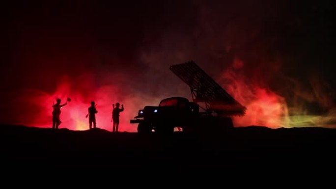 用火云发射火箭。夜间用弹头瞄准阴暗天空的火箭导弹的战斗场景。战争背景下的苏联火箭发射器。创意构图。