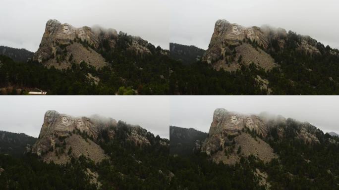 大雾天气下的拉什莫尔山