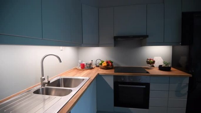 斯堪的纳维亚现代家居室内，带开放空间厨房