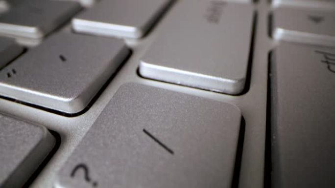 滑过电脑键盘。手指按下enter键