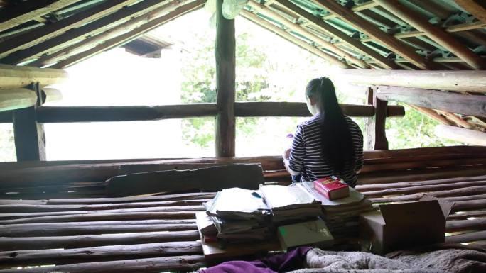 农村孩子屋顶学习