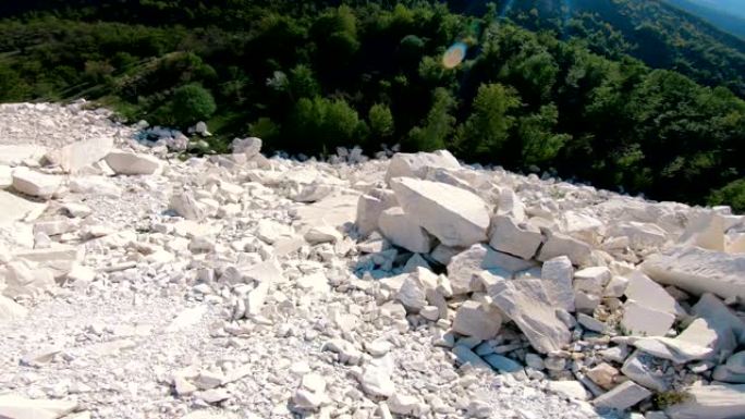 大理石矿山垃圾填埋场，包括砾石，石头，建筑骨料，riprap和沙子，forrest树木上的生态灾难