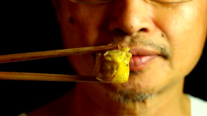 男人吃虾饺子