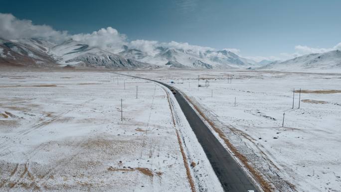 西藏旅游风光219国道银白世界巡路警车