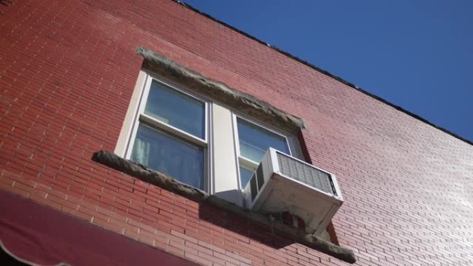 建立二楼公寓的镜头，空调单元伸出窗外