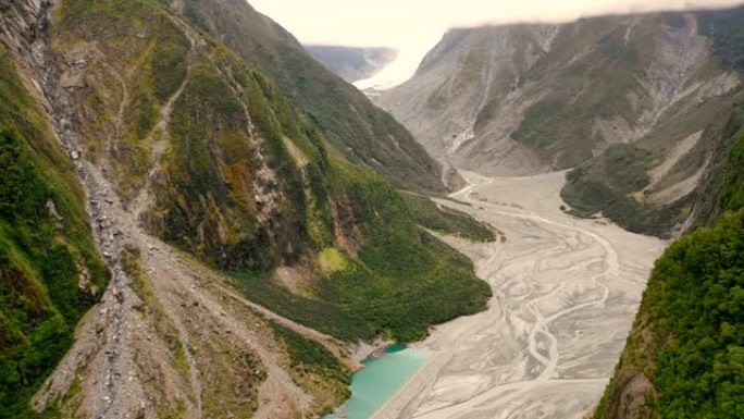 新西兰山脉风景秀丽的福克斯冰川的鸟瞰图。