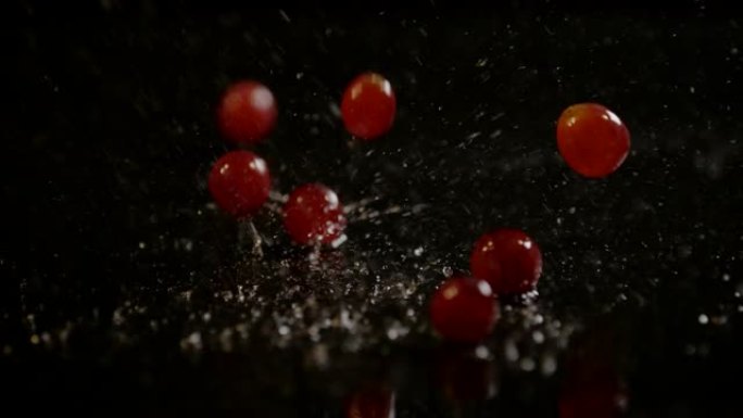 葡萄浆果落在潮湿的表面上，超慢动作