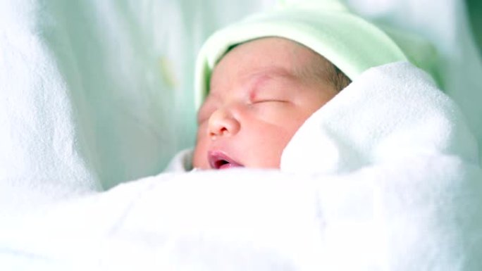 在医院睡觉的亚洲新生男婴的特写镜头和选择性焦点