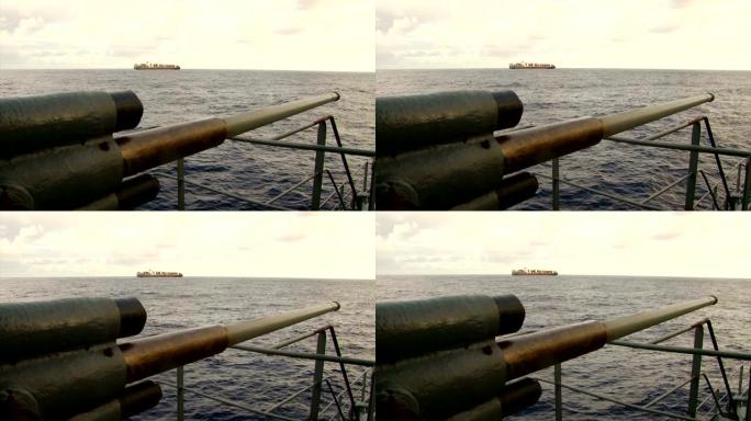 货船背景下的舰炮