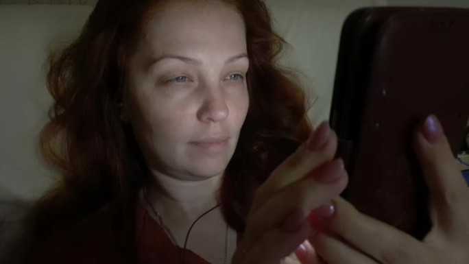 酒店房间里的生活方式女性使用智能手机在社交网络中交流。