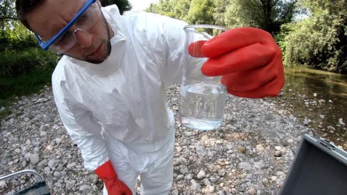 专业实验室工作人员测试森林河流中的水