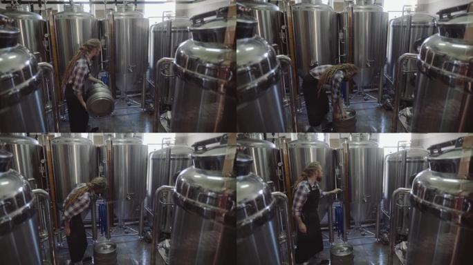 在小型精酿啤酒制造厂工作并检查啤酒质量的年轻人。在啤酒厂工作的男性