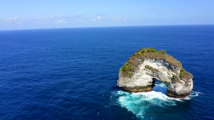 印度尼西亚巴厘岛努沙佩尼达努沙巴图梅拉旺洞岛令人惊叹的巴纳悬崖的照片