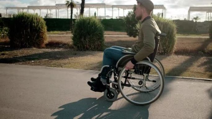 独立的男性残疾人正在坐在轮椅上过马路