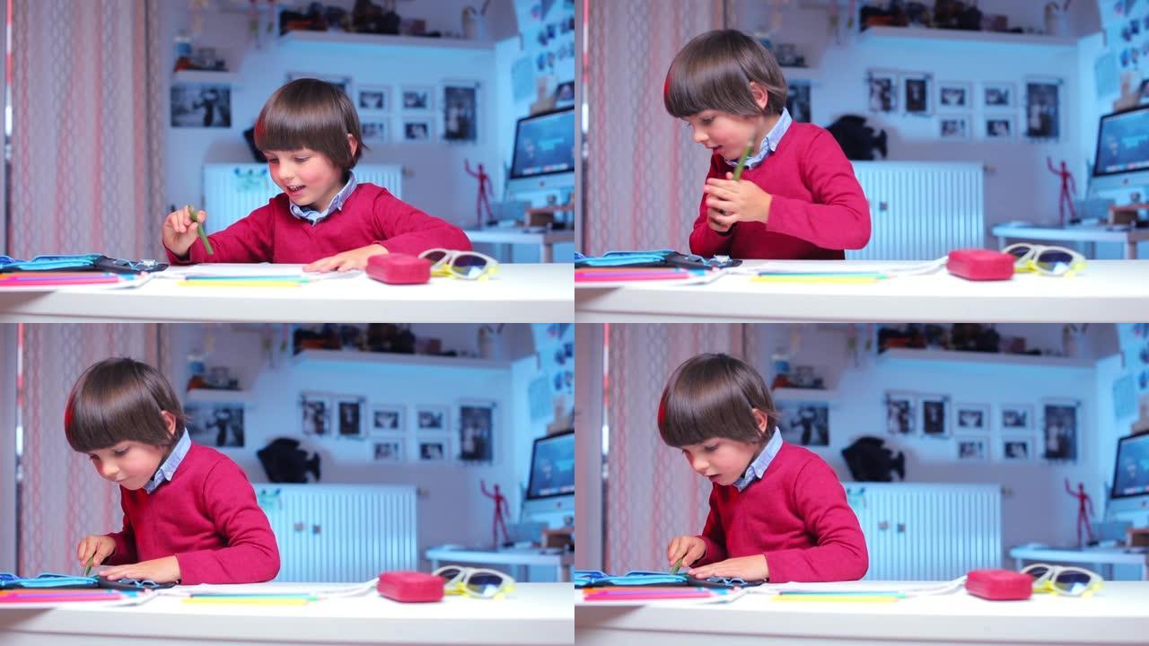 男孩坐在桌子旁，站起来，用铅笔指着铅笔盒