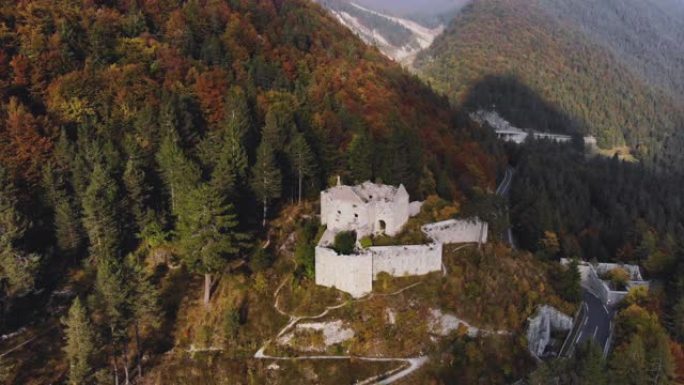 斯洛文尼亚特里格拉夫国家公园朱利安阿尔卑斯山脚下的Strmec na Predelu村的秋季鸟瞰图