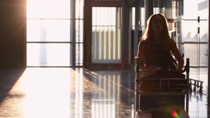 一个女人在机场散步的视频。