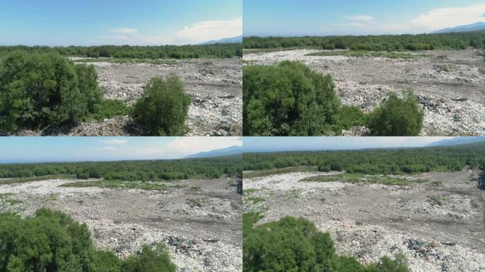 森林湖畔垃圾场的空中俯视图。