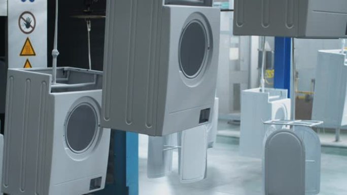 白色洗衣机在制造工厂的输送线上移动