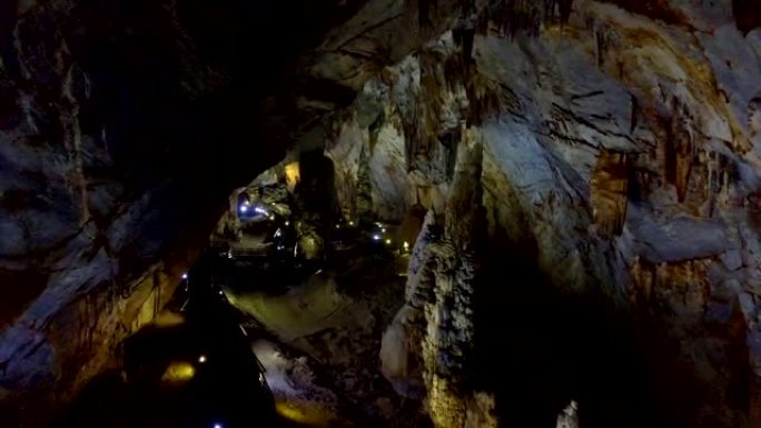 手电筒光束沿着神秘的巨大洞穴底部延伸