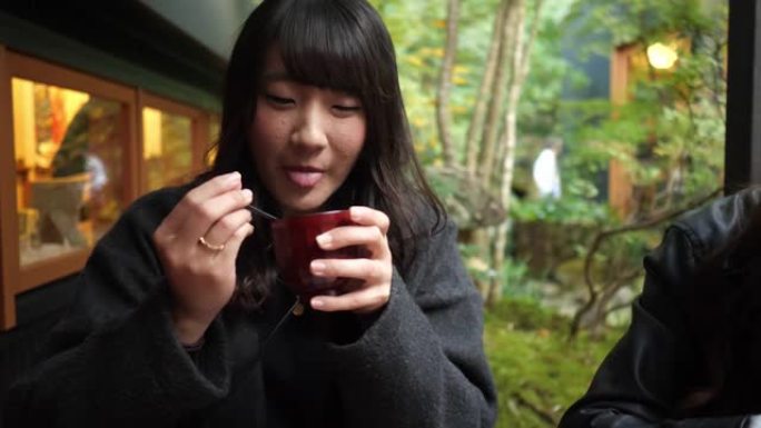 年轻女子吃 “大白子” 日本红豆汤