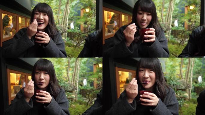 年轻女子吃 “大白子” 日本红豆汤