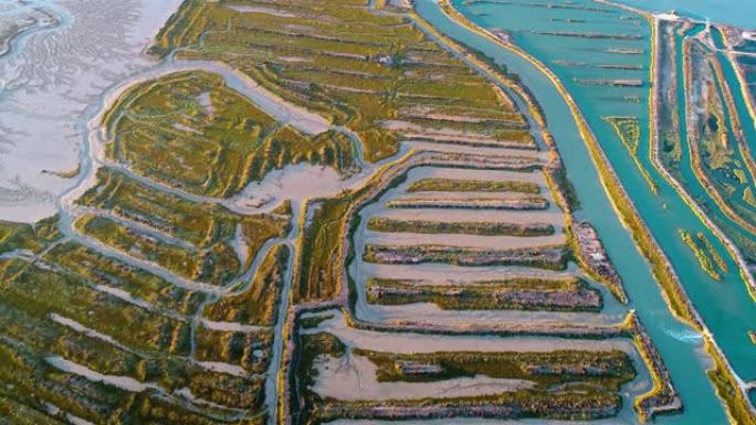 处理海水以产生海盐的古老运河，一种奇妙的天然食物和一种重要的产品-无人机鸟瞰图-景观，纹理和图形概念