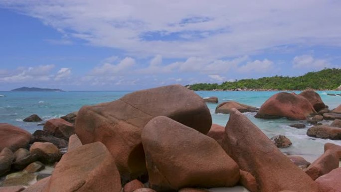安塞拉齐奥热带海滩，典型的花岗岩岩层和棕榈树在Praslin岛，花岗岩塞舌尔，印度洋群岛国家