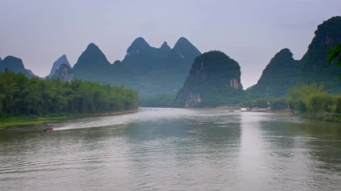 漓江上的旅游船以卡斯特山脉为背景