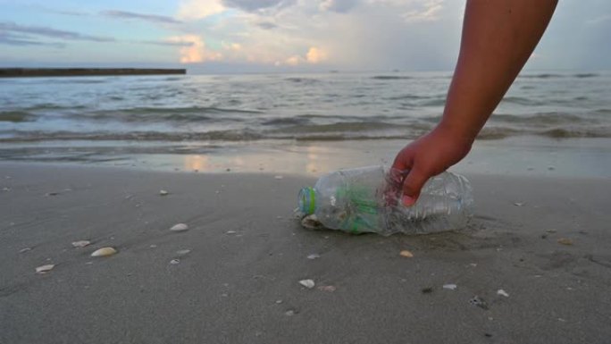 海滩上的塑料废物，海洋，自然和环境保护的概念