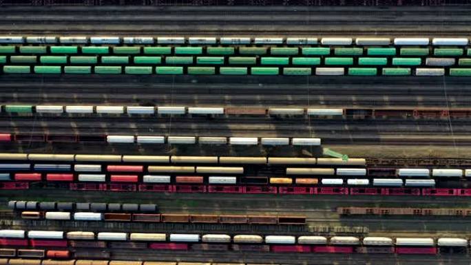 彩色货物列车的俯视图。