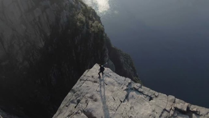 站在挪威Preikestolen (讲坛岩石) 边缘的女人