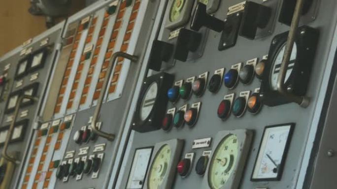 船桥控制室内的场景。船上的导航仪表板。船长控制通信室，手按一个按钮。带拨动开关的船舶控制面板。特写