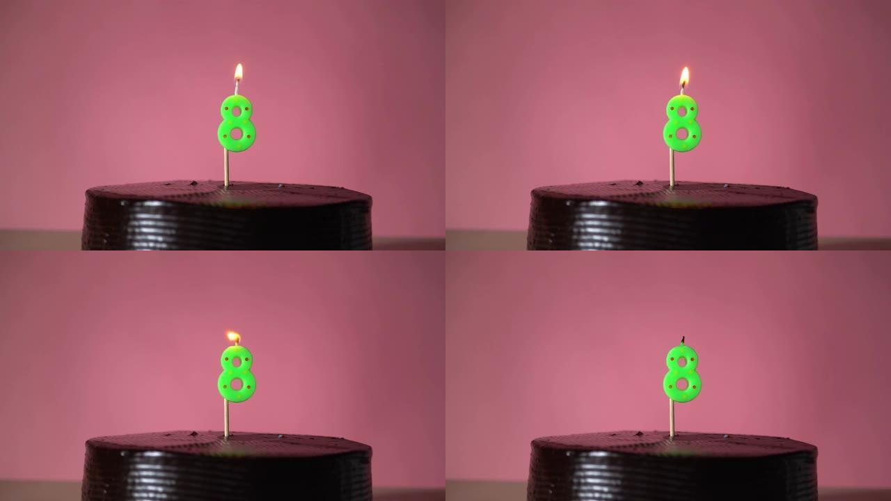 带有灯芯照明的巧克力生日蛋糕试图吹响蜡烛
