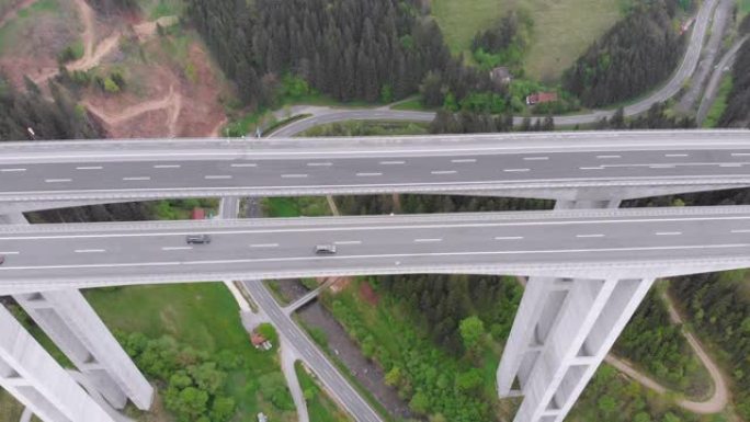 山中混凝土柱子上高速公路高架桥的鸟瞰图