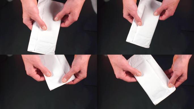 一个白色信封在手里的特写