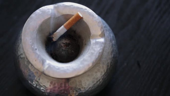 烟灰缸中香烟自熄的俯视图-香烟自熄
