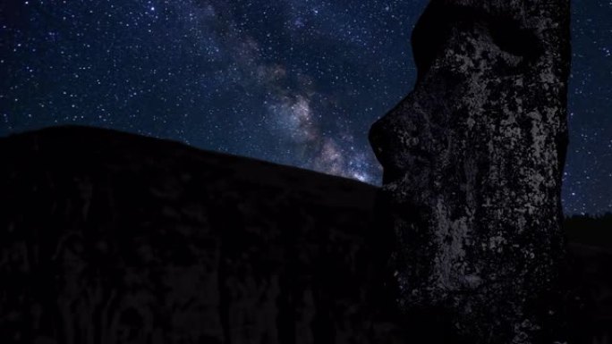 带星星的时间流逝，智利拉诺·拉拉库火山复活节岛的前景雕像Moai
