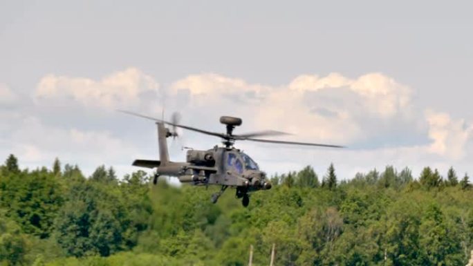 一架降落在机场地面的直升机
