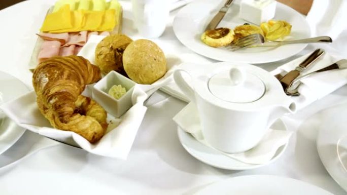 早餐: 羊角面包，奶酪，火腿，培根，煎饼，果酱，芝士蛋糕，茶。4K
